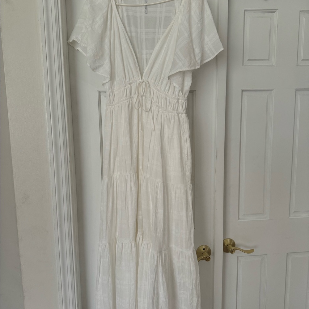 White dress size M. Perfect condition. Used once. Slit underneath.